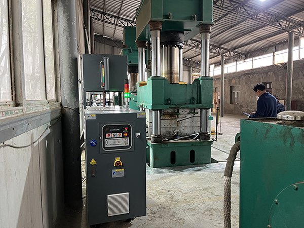 PVC电桩外壳生产热压机模温机——应用案例