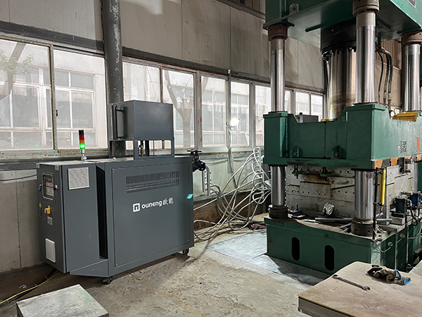 PVC电桩外壳生产热压机模温机